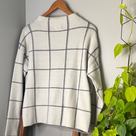 Adrienne Vittadini Cream and Black Plaid Sweater - Picture 3 of 4